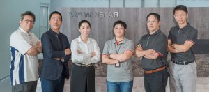 華凌光電導入HPE ProLiant DL385 Gen11,加速AI轉型並實現流程與生產自動化,邁向智慧製造新階段。(右起為華凌光電AI應用研究所潘博士、華凌光電資訊部張經理、華凌光電資訊部高協理、鉅晶國際業務經理鄭立若、HPE慧與科技資深業務經理王育誠、昕城數位專案經理陳青良)