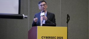 資通訊科技（ICT）的普及，大幅提升當代企業與組織運作效率，但另一方面，ICT風險也成為企業風險的重要關鍵，資誠智能風險管理諮詢公司董事長張晉瑞引用NIST SP 800-221與歐盟DORA法案，說明兩者密不可分的關係，也列出整合的挑戰