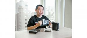 趨勢科技資安威脅研究員游照臨表示,他在通報這些網通業者相關的數據機漏洞時,有不少業者因為設備太舊,已經屬於EoL(終止產品生命週期)、廠商已經停止後續維護更新的設備,而拒絕提供漏洞修補,電信業者也來不及更換新品,形同將資安的責任轉嫁到沒有資安專業的使用者身上。