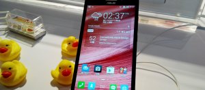 華碩執行長沈振來在營運說明會上展示華碩今年在手機市場上寄予厚望的Zenfone。