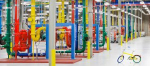 資料中心內以不同的顏色區分不同的送水管,包括低溫水冷卻水、冰水等,管理者從不同顏色能辨別水路方便故障時維修。