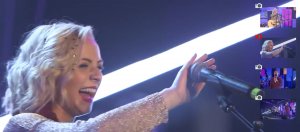 影片右方有4種不同拍攝角度的觀賞選擇,並可隨時切換。