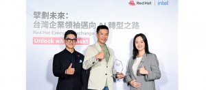 LINE Bank 在 2025 年 Red Hat 亞太區創新獎的數位轉型類別中脫穎而出;由左至右為:Red Hat 全球副總裁暨大中華區總裁曹衡康、LINE Bank 資訊長翁銘壯以及 Red Hat 台灣區總經理孫媛音。