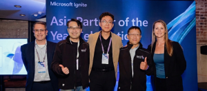 邁達特榮獲 Microsoft 年度合作夥伴獎。左一為 Gustavo Fuchs(Microsoft Asia Channel Sales Vice President),右一為 Heather Gordon(Microsoft Asia Chief Partner Officer),右二為邁達特產品二群副總經理陳擎民。