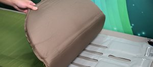 資策會研發的「5G及AI賦能的智慧床墊照護系統」可安裝於各類床墊下方,能提前 90 秒預測離床風險,協助照護人員即時因應、預防意外發生。