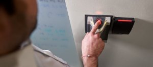 手指觸碰指紋辨識門禁系統