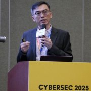 資通訊科技（ICT）的普及，大幅提升當代企業與組織運作效率，但另一方面，ICT風險也成為企業風險的重要關鍵，資誠智能風險管理諮詢公司董事長張晉瑞引用NIST SP 800-221與歐盟DORA法案，說明兩者密不可分的關係，也列出整合的挑戰