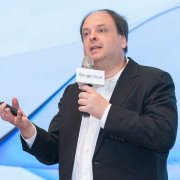 Google Cloud Security & Mandiant亞太區及日本首席技術總監Steve Ledzian表示,Gemini在進行安全事件調查時,會記錄每一步推理與資料來源,讓人類分析師可以追溯AI的思考過程,確保結論經得起驗證。